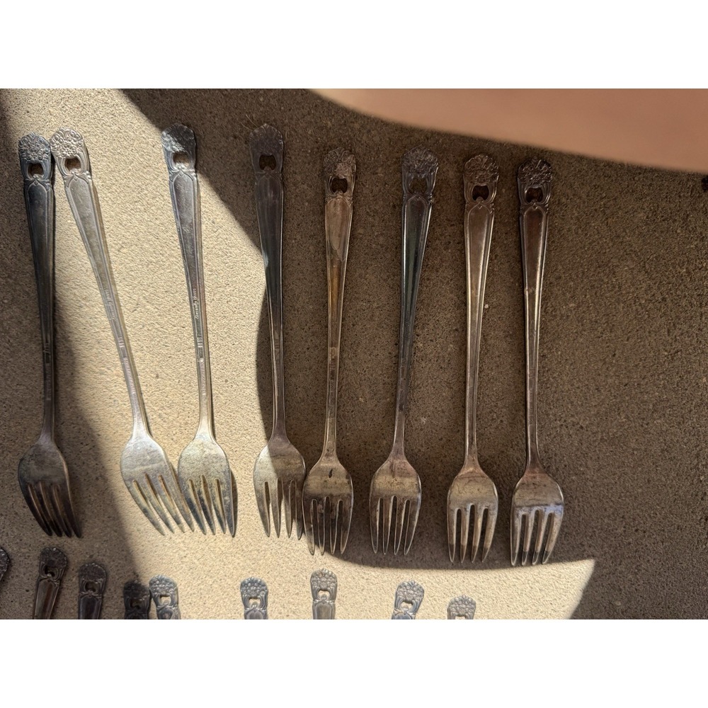Vintage 1847 Rogers Bros "Eternally Yours" silverplate flatware set Partial - Picture 11 of 13